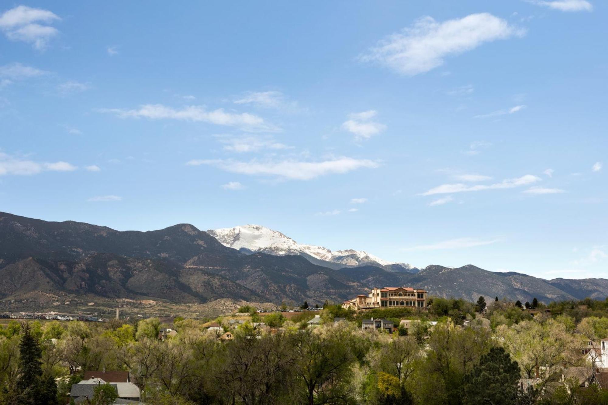 Holiday Inn Express & Suites Colorado Springs Central By Ihg Exterior foto