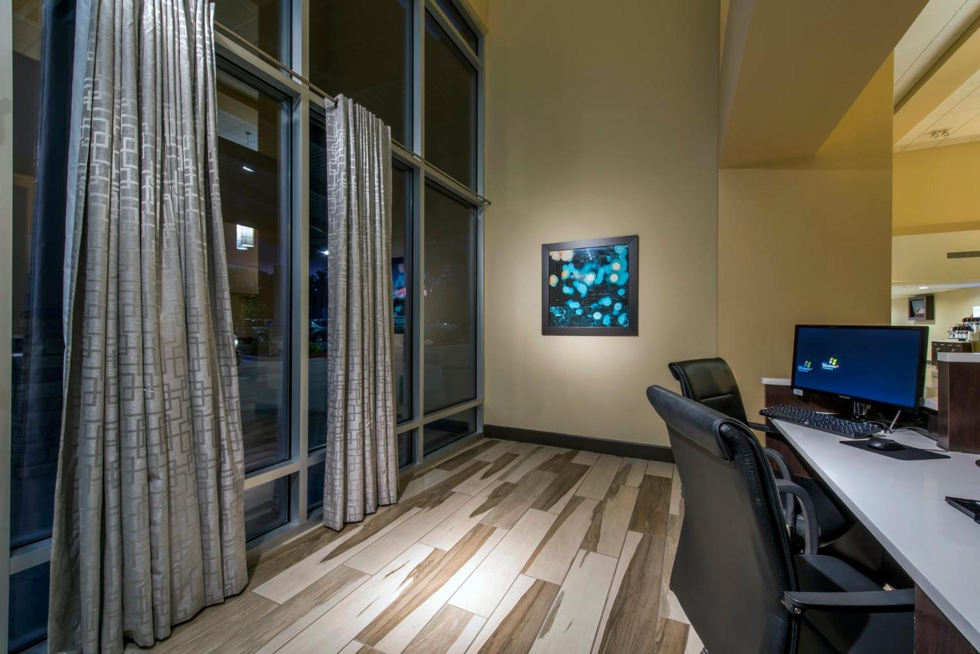 Holiday Inn Express & Suites Colorado Springs Central By Ihg Exterior foto